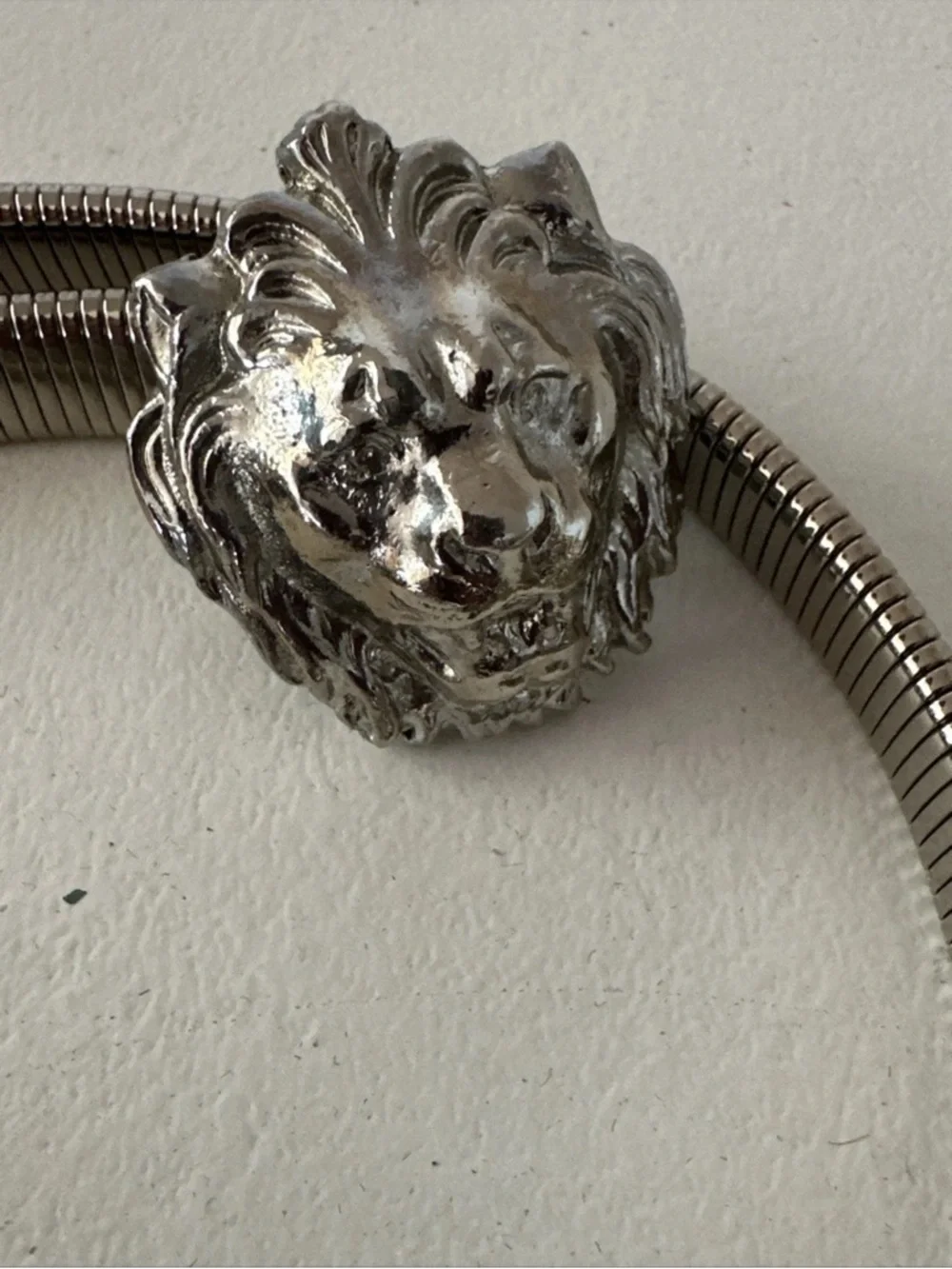 VINTAGE METAL STRETCH BELT LIONS HEAD DOOR KNOCKER SILVER